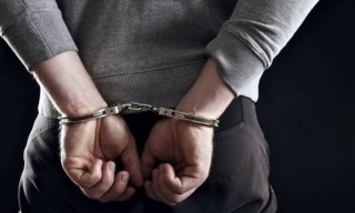 पेट्रोल छर्केर महिलालाई आगो लगाउन खोज्ने पक्राउ