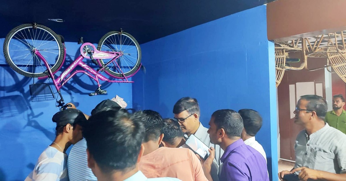 उल्टो तस्बिर लिने लिनेहरूको आकर्षण