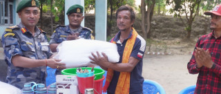 आगलागी पिडितलाई राहत वितरण