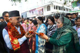 आफ्नै निर्वाचन क्षेत्रमा  अध्यक्ष  ओली मतदाताको समस्या सुन्दै